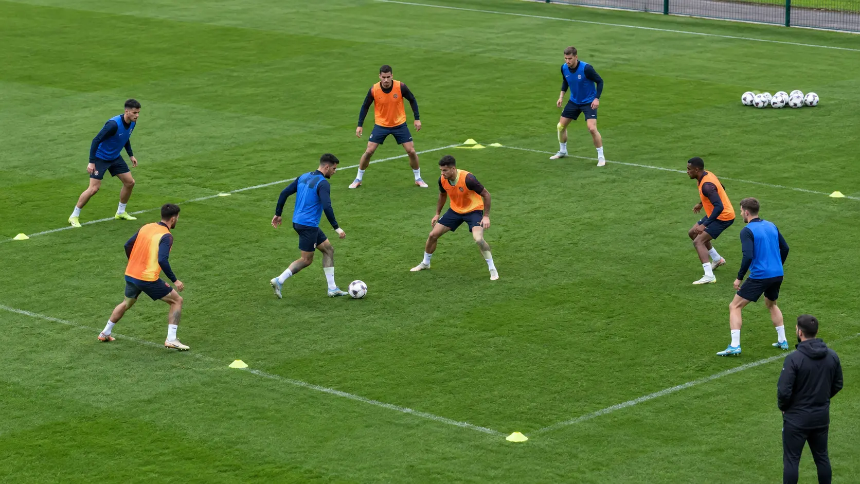 Esempio di esercitazione di possesso di palla durante una sessione di allenamento di calcio